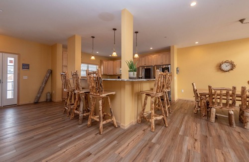 Waterfront Greens House | Lakefront Lodge w/Hot Tubs, Games & More