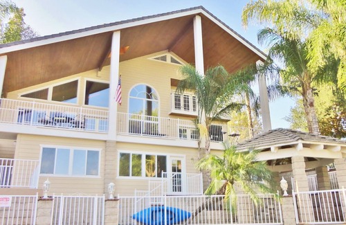 Canyon Lake House | Lakefront Lodge with an Amazing View