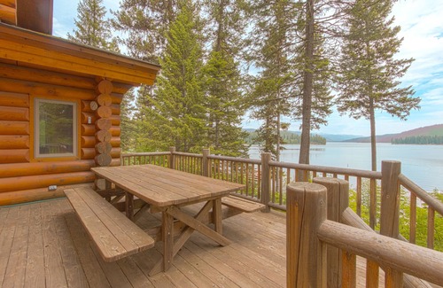 McCall House | LAKEFRONT LOG CABIN WITH BEACH ACCESS AND BOAT SLIP