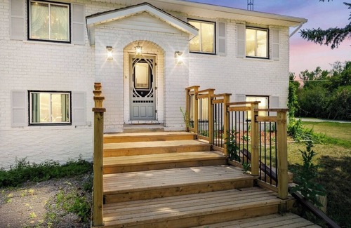 Greater Napanee House | Lakefront "Luxury" Fully Equipped Cottage with game room & deck.
