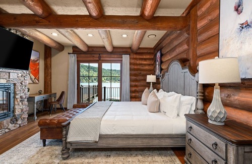 Olympia Other | Lakefront Luxury Castle w/Hot Tub - Great for Groups, Gatherings, & Reunions!