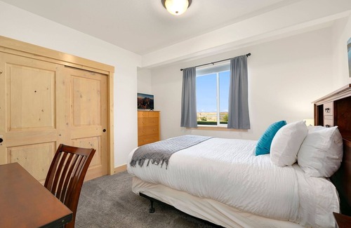 Centerra House | Lakefront Luxury | Hot Tub, Pool Table & Views!