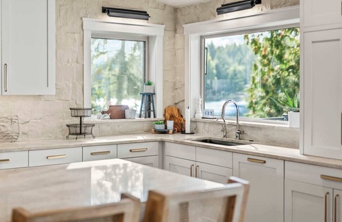 Grapeview House | Lakefront Luxury Hot Tub + Dock Retreat