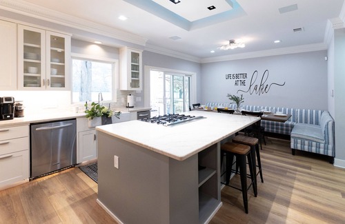 Austin House | Lakefront Luxury & Laid-Back Vibes, 80ft of Bliss at Good Vibrations