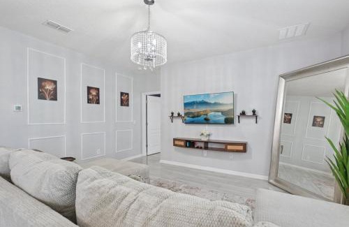 Northside House | Lakefront Luxury Retreat 5BR