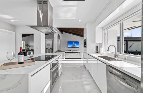 Miami Gardens House | Lakefront Mansion 7BR Pool 5min to Hard Rock