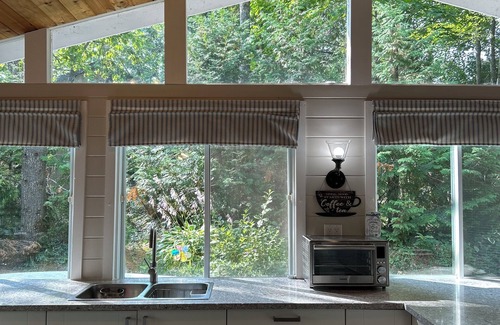 Gravenhurst House | Lakefront Muskoka Retreat w/Sauna Fire Pit Dock