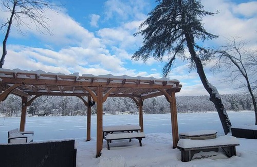 Hollis House | Lakefront Nature Getaway - Wood fired Cedar Sauna