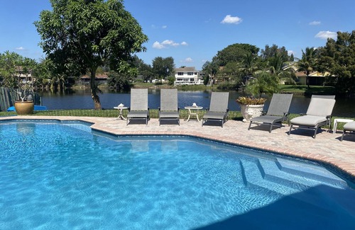 Davie House | LakeFront - Near Hard Rock Casino w private pool