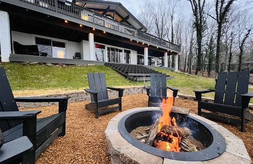 Cadiz House | Lakefront Oasis 7 BR/Dock/Hot Tub/Fire Pit/Game Rm