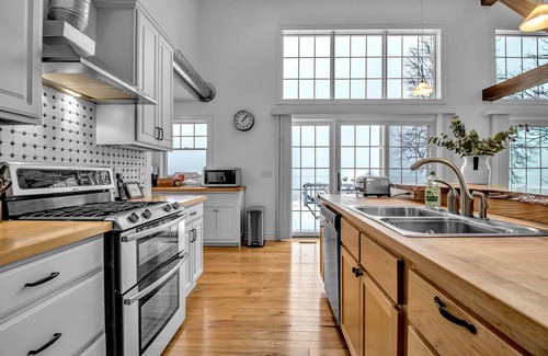 Niagara County House | Lakefront Oasis near Lewiston & Niagara Falls