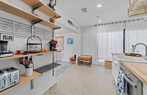 West Park House | Lakefront Oasis: Pool, Kayak & Beach Volleyball