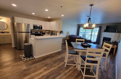 Kaiser Condo | Lakefront Parkview Bay 3BR/2bath Condo, 3 Pools
