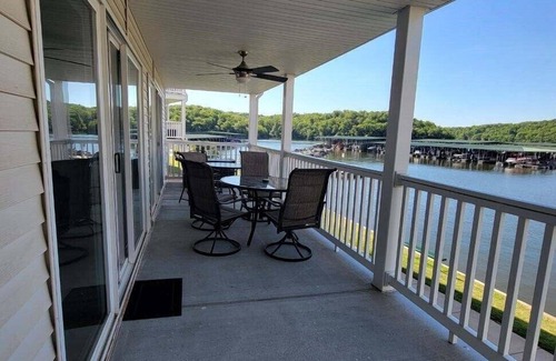 Kaiser Condo | Lakefront Parkview Bay 3BR/2bath Condo, 3 Pools