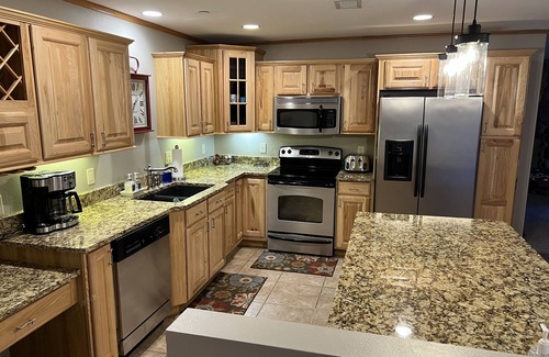 Lake Shore Estates Condo | Lakefront Penthouse Retreat: Stunning Views, Bar, Golf & Fun on Castle Rock Lake