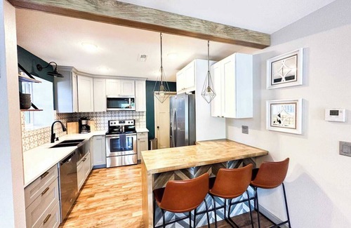 Lake Ozark Condo | Lakefront Pet Friendly Condo/Sleeps 10/Pool/Grill/Near Bars/Restaurants
