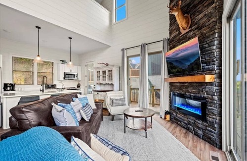 Sevierville Cabin | Lakefront! Private Pool/Hot Tub/Theatre Room