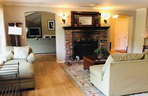 Artondale House | Lakefront private 2 bedroom home 5 mins to waterfront & close to everything!