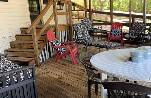 Southmont Cottage | Lakefront Private Boat dock and ramp -Quiet-Large Screened in Porch-