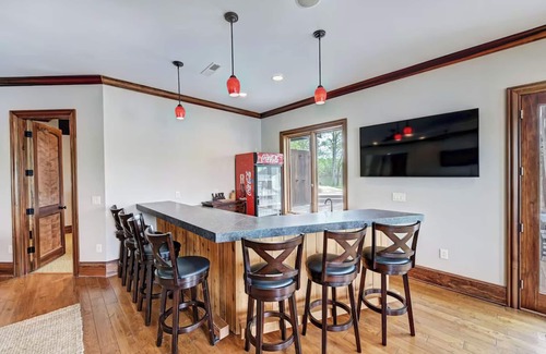 Mount Mourne House | Lakefront, Private Dock+Beach, Game Room | Sunset Shores Resort: The Grand House
