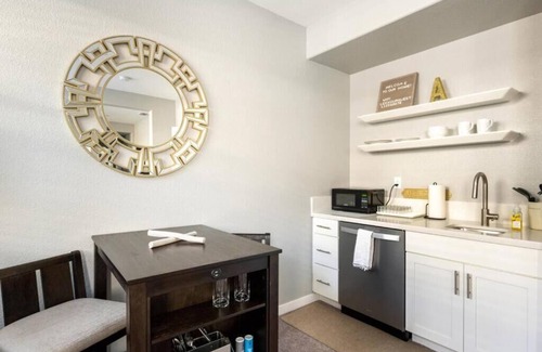 Lathrop House | Lakefront Private Guest Suite + Jacuzzi