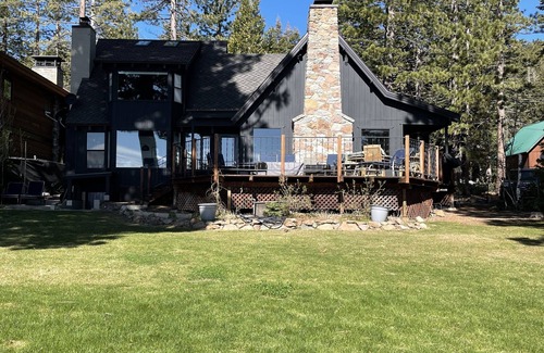 Tahoma House | LAKEFRONT ~ PRIVATE PIER ~ PICKLEBALL ~ Lakeside LAWN ~ BUOY ~ TOYS~ Dog OK