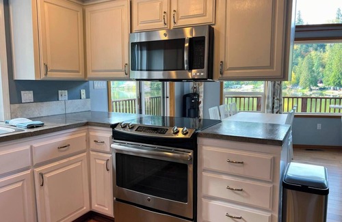 Eatonville House | ~Lakefront Property ~ 23 miles to Mt. Rainier!