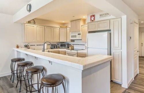 Coeur d'Alene Condo | Lakefront property with pool and panoramic views!