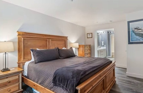 Coeur d'Alene Condo | Lakefront property with pool and panoramic views!