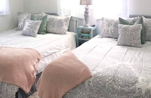 Limerick House | Lakefront relaxation with amazing sunsets, fishing and fun