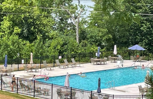 Lake Geneva Villa | Lakefront Resort Interlaken Super fun Live Music