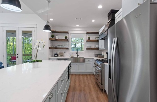 Eatonton House | Lakefront Retreat/Fully Loaded/2 King Suites/Coffee Bar