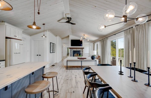 Rosseau Cottage | Lakefront Retreat Hot Tub Outdoor Sauna Dock Swim Stunning Views!