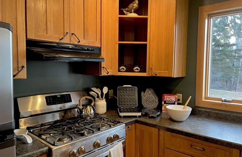 Hovland House | Lakefront retreat, river/wood fireplace/hot tub