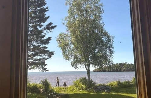 Hovland House | Lakefront retreat, river/wood fireplace/hot tub