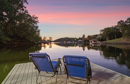 Bowling Green House | Lakefront Retreat - Sleeps 18 - Kayaks + Hot Tub