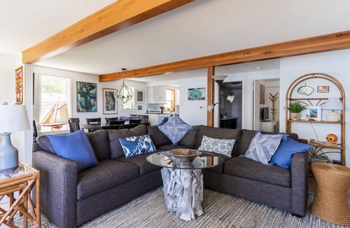 Lake Shangrila House | Lakefront Retreat Sleeps 12 – Hot Tub, Boat, Kayaks, Pet Friendly, Wilmot Ski