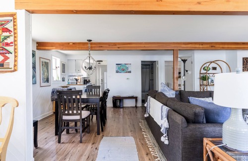 Lake Shangrila House | Lakefront Retreat Sleeps 12 – Hot Tub, Boat, Kayaks, Pet Friendly, Wilmot Ski