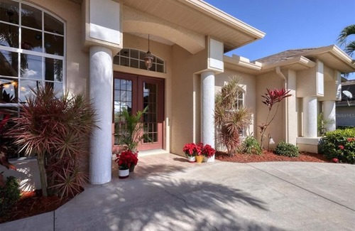 Broadmoor Villa | Lakefront Retreat, full refund*, heated pool, sleeps 6
