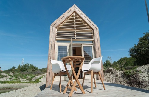 Ouddorp Cottage | Lakefront Retreat w/Hammock
