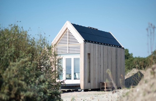 Ouddorp Cottage | Lakefront Retreat w/Hammock