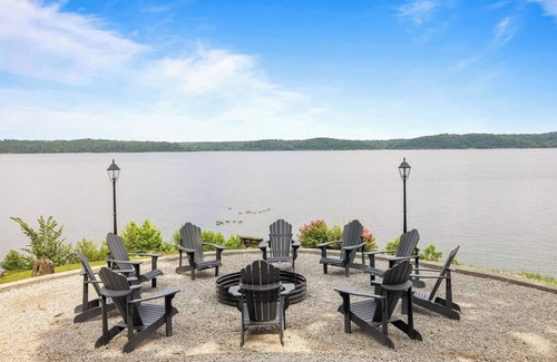 Almo House | Lakefront Retreat w/Pvt Dock, Game Room, Hot Tub, Kayaks