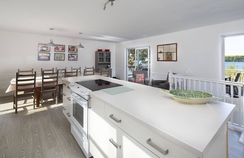 Annapolis Subdivision D House | Lakefront Retreat With Sandy Beach, Perfect For Kids