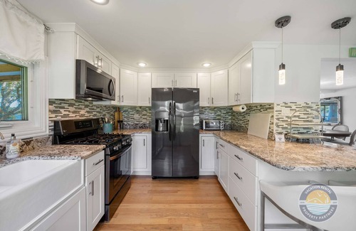 Salem Lakes House | Lakefront Retreat with Hot Tub