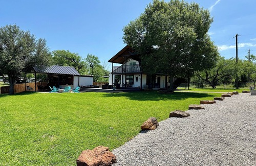 Graford Cabin | Lakefront retreat with private Boat Ramp, Dock, Hot Tub, and Stunning Sunsets ☀️