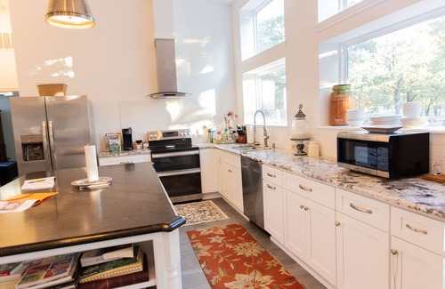 Quinlan House | Lakefront Retreat with 90+ Oak trees - Luxurious Lakefront Getaway