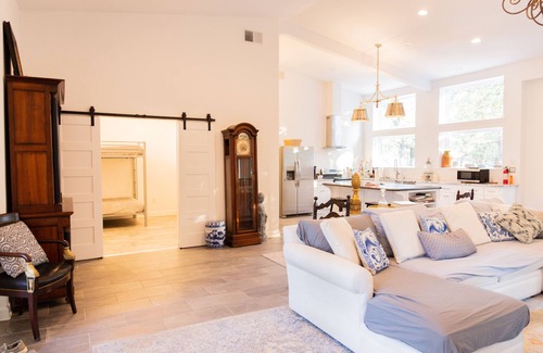 Quinlan House | Lakefront Retreat with 90+ Oak trees - Luxurious Lakefront Getaway