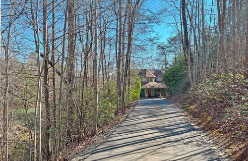 Lake Lure House | Lakefront-Rumbling Bald, Firepit, Kayak, SUP Board, Bocce Ball, Basketball