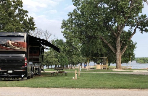 Madill RV Rental | Lakefront RV spot- Peaceful & breathtaking views, ideal for relax and recharge!