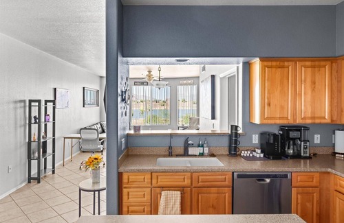 Tempe Condo | Lakefront Serenity | Tempe Lake | Pool | Pet Friendly